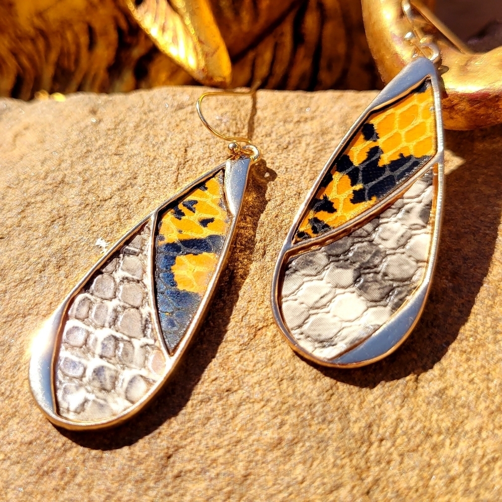 NWT Leather Python Print Gold Drop Earrings - Picture 3 of 13